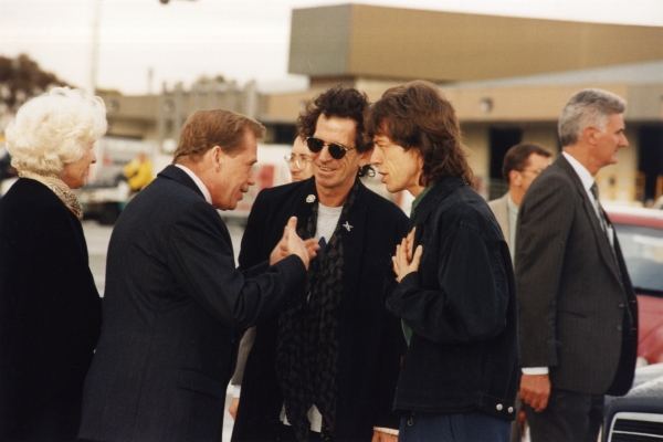 Mick Jagger a Keith Reichards ze skupiny Rolling Stones na setkání s Václavem a Olgou Havlovými.